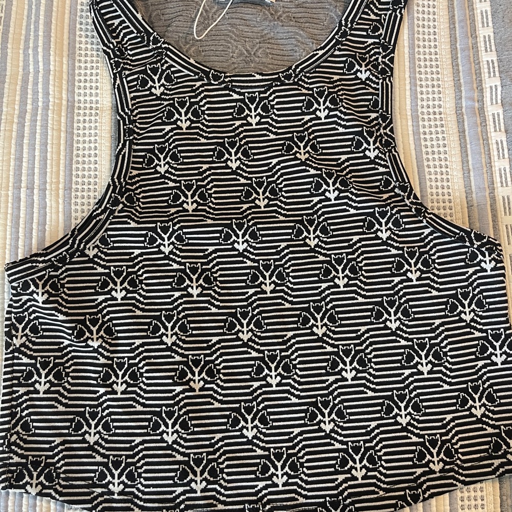 Zara size Large Black and White Graphic Crop Tank Top NWOT